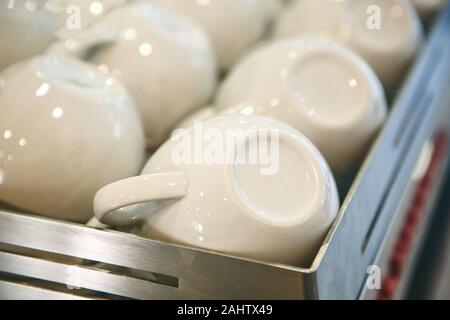 Nahaufnahme von vielen weissen Becher für Tee oder Kaffee. Stockfoto