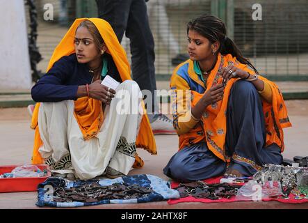 New Delhi, Indien. 1 Jan, 2020. Frauen verkaufen künstlichen Schmuck am India Gate in Neu Delhi, Indien, Jan. 1, 2020. Credit: Javed Dar/Xinhua/Alamy leben Nachrichten Stockfoto