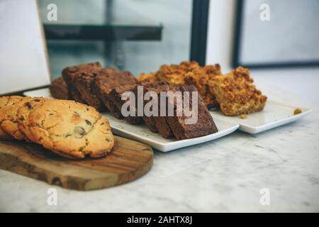 Nahaufnahme von frisch gebackenen Plätzchen in einem Cafe oder Geschäft. Stockfoto