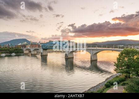 Chattanooga, TN - Oktober 8, 2019: Chattanooga City Skyline entlang dem Tennessee River Stockfoto