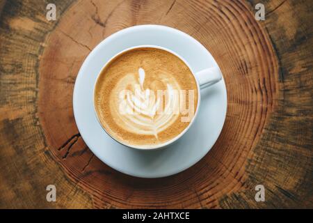 Nahaufnahme von frischen aromatischen Cappuccino auf einer hölzernen Oberfläche. Stockfoto