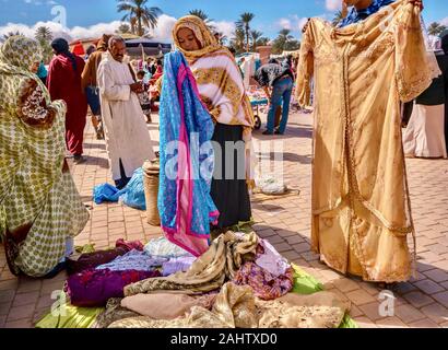 Tamegrout, Marokko - 24.Oktober 2015. Ein Markt im Freien, wo marokkanische Käufer an Kleidung von einem Straßenhändler verkauft wird. Stockfoto