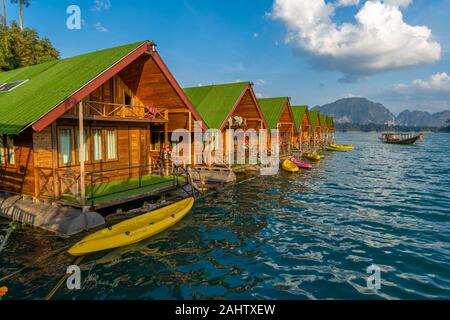 Surat Thani, Thailand - 28 Dezember 2019 - Schwimmende bangalows warten auf Touristen zum Cheow Lan Damm oder Ratchaprapa Dam in der Provinz Surat Thani zu gelangen, Stockfoto