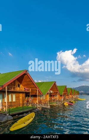 Surat Thani, Thailand - 28 Dezember 2019 - Schwimmende bangalows warten auf Touristen zum Cheow Lan Damm oder Ratchaprapa Dam in der Provinz Surat Thani zu gelangen, Stockfoto