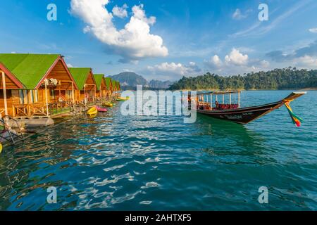 Surat Thani, Thailand - 28 Dezember 2019 - Boot in einem schwimmenden Resort kommt die Reisenden am Ratchaprapa dam auswählen oder die Cheow Lan bekannt, dam Stockfoto