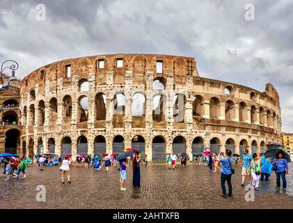 Rom, Italien, 18. Juni 2014. Die antiken römischen Kolosseum mit seiner Fassade Wände frisch während einer Restaurierung, die in 2014 begann gereinigt. Stockfoto