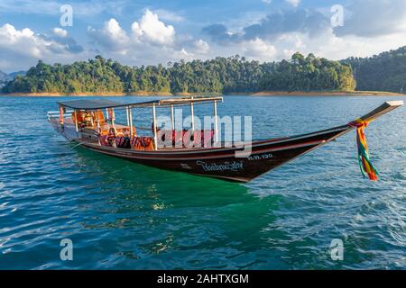 Surat Thani, Thailand - 28 Dezember 2019 - Boot in einem schwimmenden Resort kommt die Reisenden am Ratchaprapa dam auswählen oder die Cheow Lan bekannt, dam Stockfoto