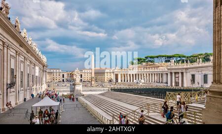 Vatikanstadt, Italien, 19. Juni 2014. Ein Blick auf die St. Peter's Square, mit nur wenigen Touristen in den späten Nachmittag. Stockfoto