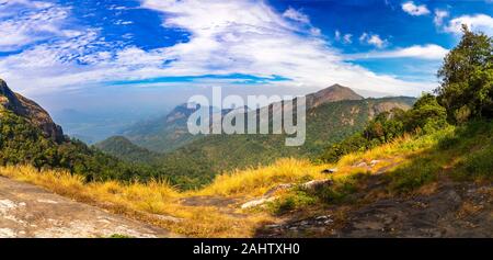 Schöner Panoramablick auf Nelliyampathy, von Kesavanpara (kesavan Rock) Sicht Nelliyampathy Kerala, Indien. Stockfoto