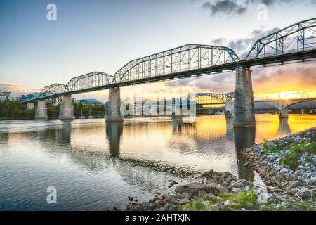 Chattanooga, TN - Oktober 8, 2019: Chattanooga City Skyline entlang dem Tennessee River Stockfoto