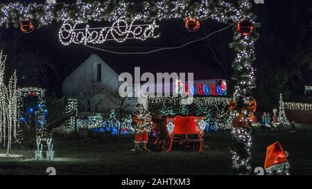 Eine deutsche Startseite stark für Weihnachten dekoriert. Stockfoto