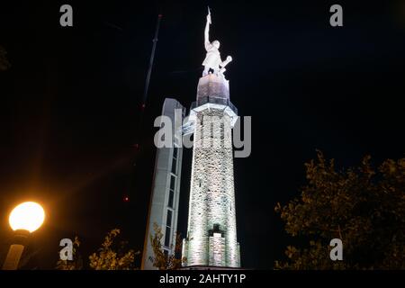 Birmingham, AL - Oktober 7, 2019: Historische 56 Fuß hohe Vulcan Statue und Aussichtsturm in der Nacht Stockfoto