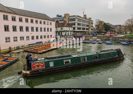 Cambridge, Großbritannien. 1. Januar 2020. Ein 15-04 Laufwerke in der Nähe der Mühle Pool und Wehr während des Tages Reise der traditionellen entlang dem Fluss Cam. CamNews/Alamy leben Nachrichten Stockfoto