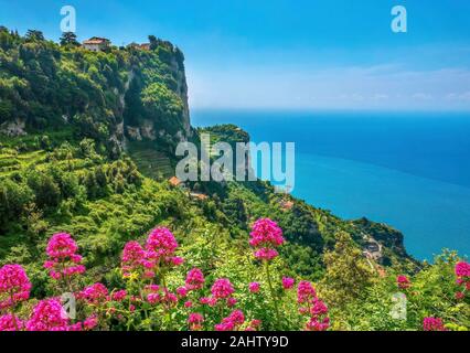 Spektakuläre mediterrane Landschaft entlang der Amalfiküste in Italien, mit steilen Hügeln und Felsen mit üppigem Grün und terrassierten Weinbergen bedeckt. Stockfoto