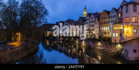 Die bunten berühmte Universitätsstadt Tübingen in Deutschland in der Abenddämmerung. Stockfoto