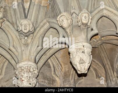 YORK MINSTER ENGLAND INTERIOR KAPITEL HAUS STAATS- UND SCHNITZEREIEN MENSCHEN UND EINER GRUPPE VON VÖGELN Stockfoto