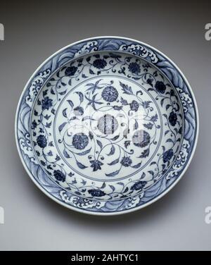 Schale mit Blumen und Blättern, brechenden Wellen. 1403 - 1424. China. Porzellan in unterglasur blau lackiert Stockfoto