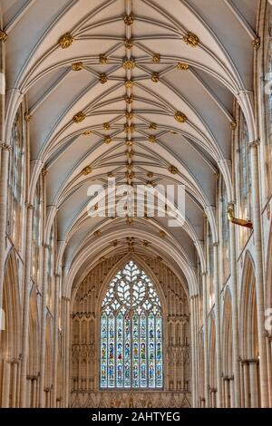 YORK MINSTER ENGLAND INNEN AUF DER SUCHE NACH DIE SPEKTAKULÄRE GREAT WEST FENSTER Stockfoto