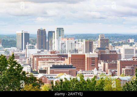 Birmingham, AL - Oktober 7, 2019: Skyline von Birmingham, Alabama von Vulcan Park Stockfoto