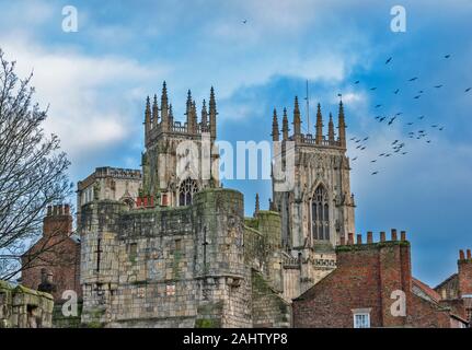 YORK ENGLAND VÖGEL ÜBER DEN BOOTHAM BAR ODER GATE FLIEGEN MIT DREI STATUEN UND DIE TÜRME VON York Minster Stockfoto