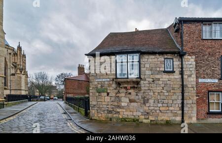 YORK ENGLAND ALTES GEBÄUDE IN MÜNSTER YARD UND COLLEGE STREET Stockfoto