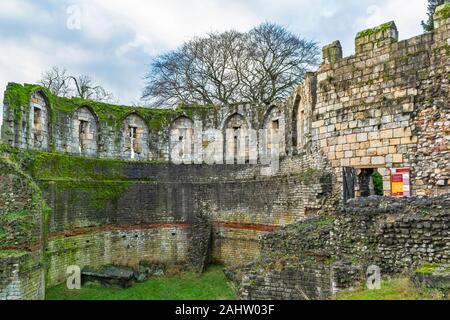 YORK ENGLAND römische Mauer und leere Gräber innerhalb der MULTIANGULAR TURM Stockfoto