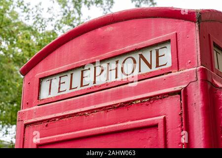 Alte rote Britische Retro Stil Telefonzelle Stockfoto