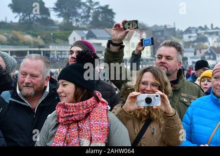 Dorset UK. 01 Jan, 2020. Hunderte von Menschen, die sich der neuen Jahre Tag Schwimmen mit allen die Teilnahme an Fancy Dress am Strand von Lyme Regis in Dorset zu beobachten. Foto: Robert Timoney/Alamy leben Nachrichten Stockfoto