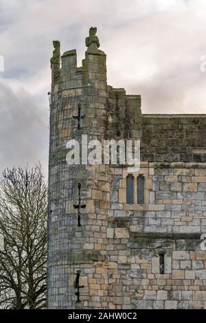 YORK ENGLAND DER MÖNCH BAR ODER GATE MIT STATUEN HOLDING STEINE BEREIT ZU werfen auf den Feind Stockfoto