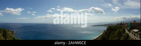 Panoramablick auf das Meer und die Bucht von Giardini-Naxos von Castelmola, Sizilien Italien Stockfoto