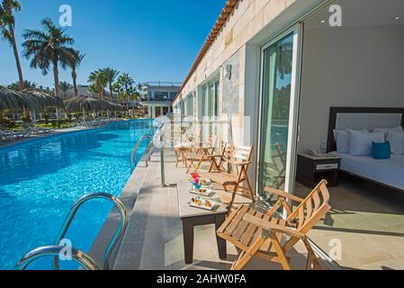 Zwei Cocktails und Kanapees am Tisch bei der Luxus Hotel Tropical Resort Doppelzimmer Terrasse mit Swimmingpool Stockfoto