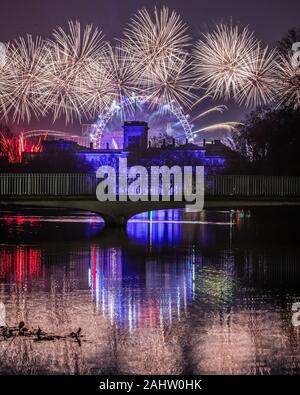 Nachts beleuchtete Himmel mit dem Feuerwerk in London unterwegs erhält als das neue Jahr 2020 beginnt. Stockfoto