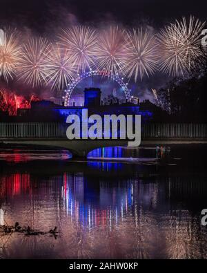 Lange Belichtung und Feuerwerk in London unterwegs erhält als das neue Jahr 2020 beginnt Stockfoto