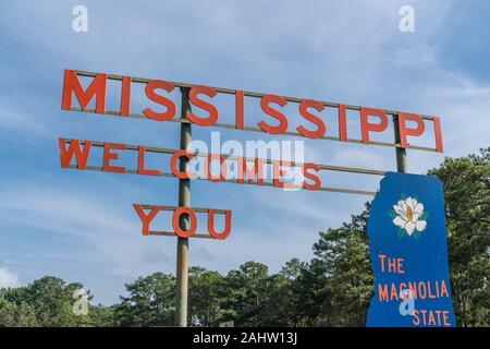 Mississippi, USA - Oktober 7, 2019: Willkommen in Mississippi Zeichen entlang der Autobahn in der Nähe der Staatsgrenze Stockfoto