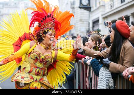 London, UK, 01. Jan 2020 - Mitglieder der London School of Samba im Tag London New Year's Parade in London teilnehmen. Über 10.000 Künstler repräsentieren 32 London Boroughs und Länder aus der ganzen Welt zur Schau vom Piccadilly Circus in Parliament Square, als Zehntausende von Londonern und Touristen die Route. Credit: Dinendra Haria/Alamy leben Nachrichten Stockfoto