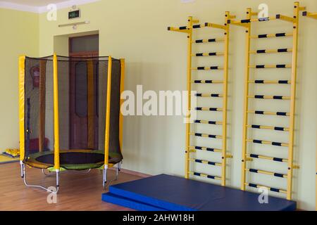Eine Wand mit Leiter bar für Fitness Training im Sport Fitnessraum in einer Schule. Stockfoto