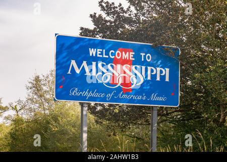 Mississippi, USA - Oktober 7, 2019: Willkommen in Mississippi Zeichen entlang der Autobahn in der Nähe der Staatsgrenze Stockfoto