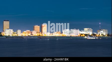 Night Skyline von Baton Rouge, Louisiana über dem Mississippi Fluss Stockfoto