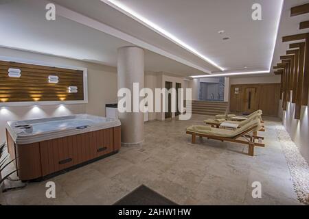 Betten und Whirlpool in einem privaten VIP-Bereich der luxuriösen Health Spa mit Sauna Stockfoto