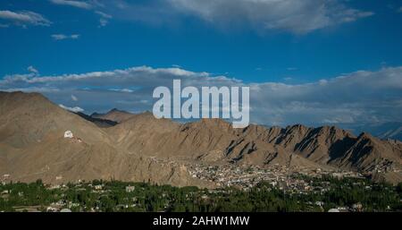 Tsemo Namgyal Kloster von Shanti Stupa, Leh, Ladakh, Indien, Asien gesehen Stockfoto