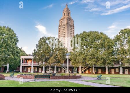 Louisiana Capitol Gebäude aus dem Gelände der historischen Altstadt Pentagon Barracks in Baton Rouge Stockfoto