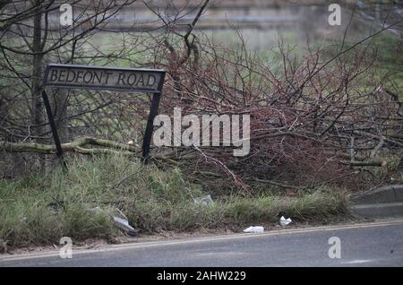 Die Szene in Stanwell, Surrey, wo drei Menschen getötet und eine vierte ernsthaft bei einem Unfall mit einem Auto und einem Lkw auf Silvester verletzt. Stockfoto