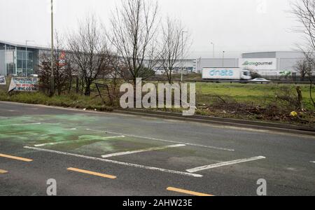 Die Szene in Stanwell, Surrey, wo drei Menschen getötet und eine vierte ernsthaft bei einem Unfall mit einem Auto und einem Lkw auf Silvester verletzt. Stockfoto