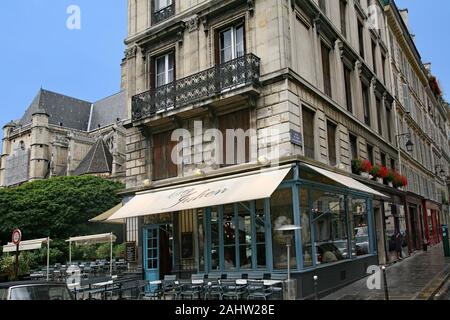 Paris, Straße mit Wohnhäusern mit Geschäften und Cafés im Erdgeschoss Stockfoto