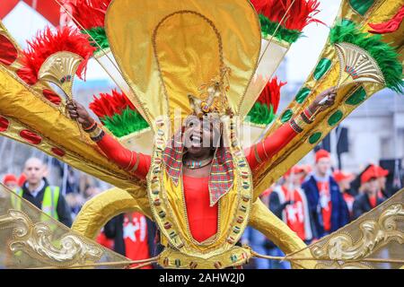 Central London, 1. Jan 2020. Im Londoner Stadtteil Hackney mit ihren bunten, Karneval inspiriert wurde und viele Tänzer. London Ringe in 2020 mit Day Parade der jährlichen 'Londons neues Jahr', mehr liebevoll von Londonern bekannt als LNYDP, und seine spektakulären Darbietungen entlang einer Route durch das Zentrum von London. Credit: Imageplotter/Alamy Live News Credit: Imageplotter/Alamy leben Nachrichten Stockfoto