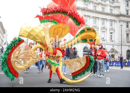 Central London, 1. Jan 2020. Im Londoner Stadtteil Hackney mit ihren bunten, Karneval inspiriert wurde und viele Tänzer. London Ringe in 2020 mit Day Parade der jährlichen 'Londons neues Jahr', mehr liebevoll von Londonern bekannt als LNYDP, und seine spektakulären Darbietungen entlang einer Route durch das Zentrum von London. Credit: Imageplotter/Alamy Live News Credit: Imageplotter/Alamy leben Nachrichten Stockfoto