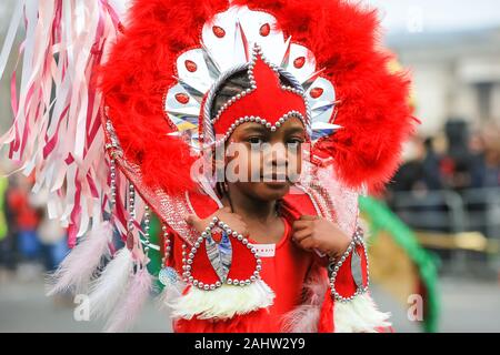 Central London, 1. Jan 2020. Im Londoner Stadtteil Hackney mit ihren bunten, Karneval inspiriert wurde und viele Tänzer. London Ringe in 2020 mit Day Parade der jährlichen 'Londons neues Jahr', mehr liebevoll von Londonern bekannt als LNYDP, und seine spektakulären Darbietungen entlang einer Route durch das Zentrum von London. Credit: Imageplotter/Alamy Live News Credit: Imageplotter/Alamy leben Nachrichten Stockfoto