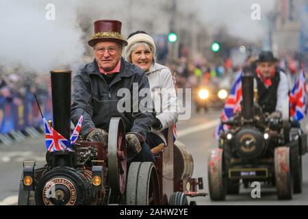 Central London, 1. Jan 2020. Die Miniatur Dampfer für Nächstenliebe langsam ihren Weg entlang der Strecke, viel von den Zuschauern bewundert. London Ringe in 2020 mit Day Parade der jährlichen 'Londons neues Jahr', mehr liebevoll von Londonern bekannt als LNYDP, und seine spektakulären Darbietungen entlang einer Route durch das Zentrum von London. Credit: Imageplotter/Alamy Live News Credit: Imageplotter/Alamy leben Nachrichten Stockfoto