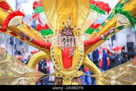 Central London, 1. Jan 2020. Im Londoner Stadtteil Hackney mit ihren bunten, Karneval inspiriert wurde und viele Tänzer. London Ringe in 2020 mit Day Parade der jährlichen 'Londons neues Jahr', mehr liebevoll von Londonern bekannt als LNYDP, und seine spektakulären Darbietungen entlang einer Route durch das Zentrum von London. Credit: Imageplotter/Alamy Live News Credit: Imageplotter/Alamy leben Nachrichten Stockfoto