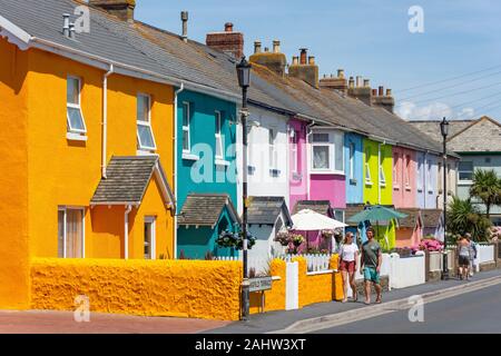 Bunte Reihenhäuser, Springfield Terrasse, Westward Ho!, Devon, England, Vereinigtes Königreich Stockfoto